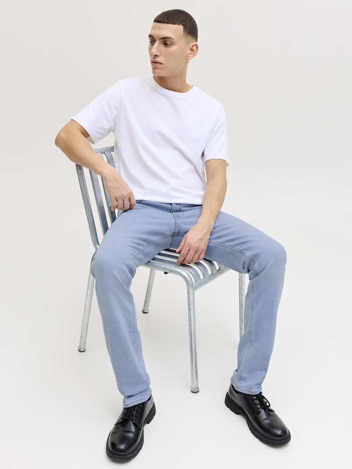 model_shot-creative